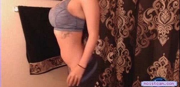  [moistcam.com] Sexy Kelly soaps her naked body! [free xxx cam]